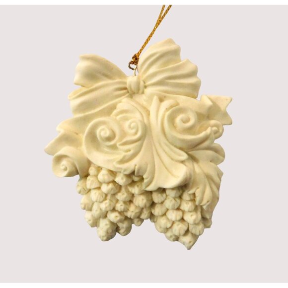 Pine Cone Christmas Tree Ornament Vintage 1997 Cream Holiday Decoration Gift - Picture 1 of 4